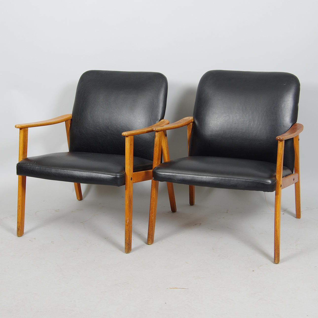 FÅTÖLJER, 2 snarlika, teak/bok/konstläder.