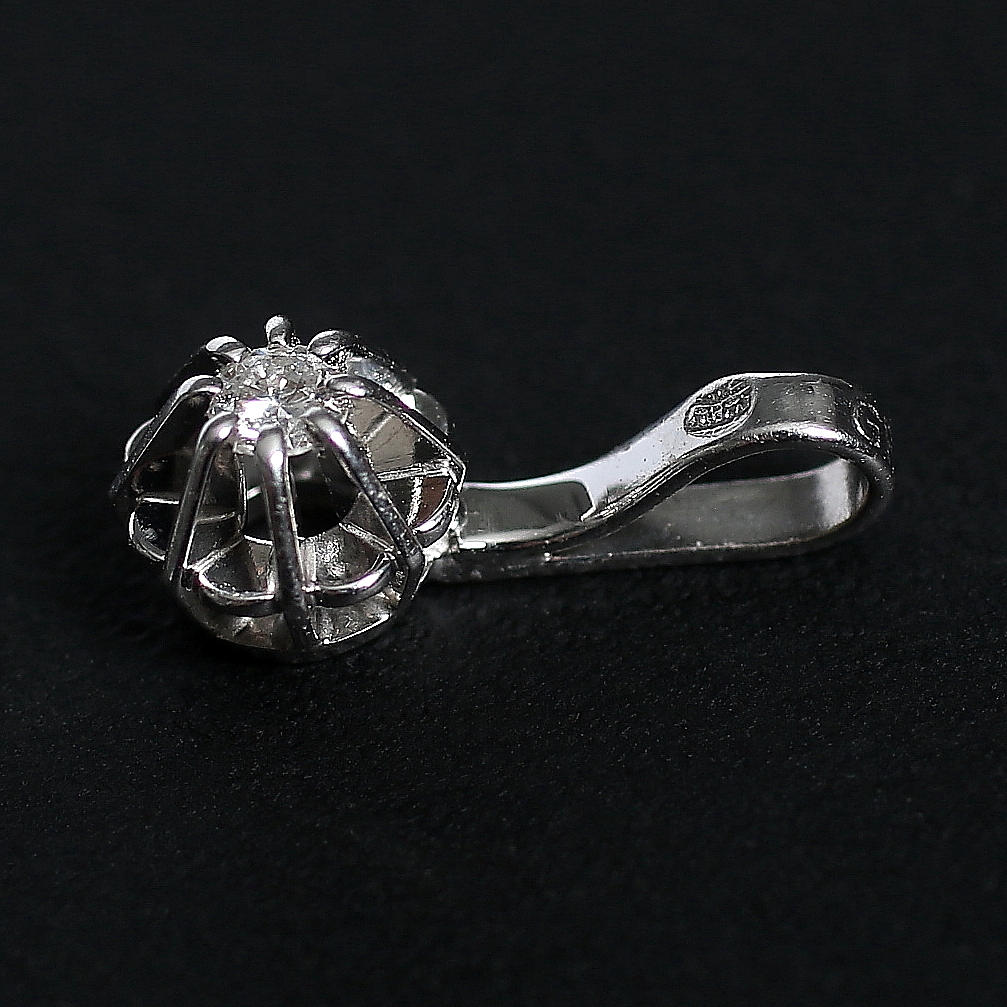 HÄNGE, 18k vitguld, samt 0,10 ct. briljant. 1900-talets sista kvartal.