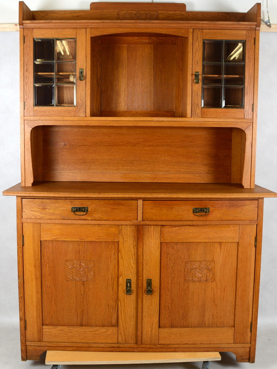 VITRINSKÅP,ek, Jugend, "Äpplet", 1900-talets första hälft.