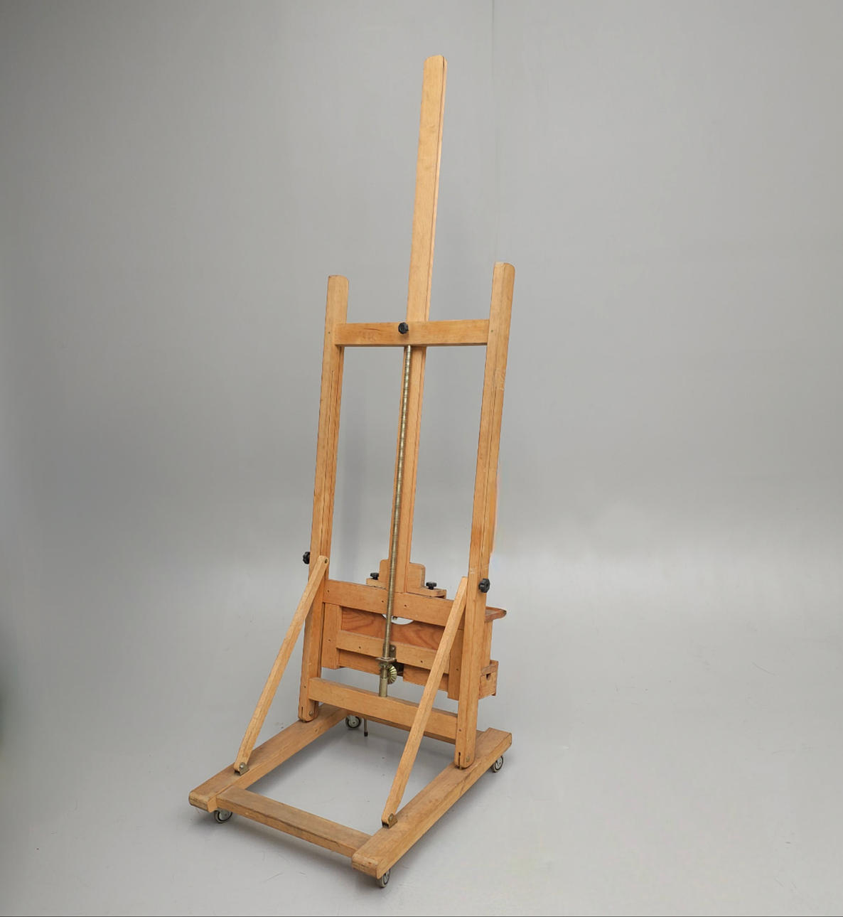 MALERSTAFFELEI AUS HOLZ.