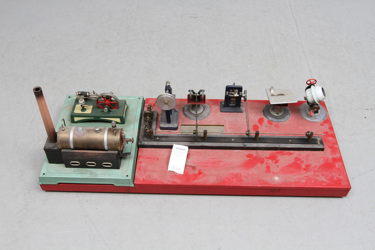 FLEISCHMANN Ångmaskin och ångmaskinstillbehör (EKI och Wilesco) monterade på platta.