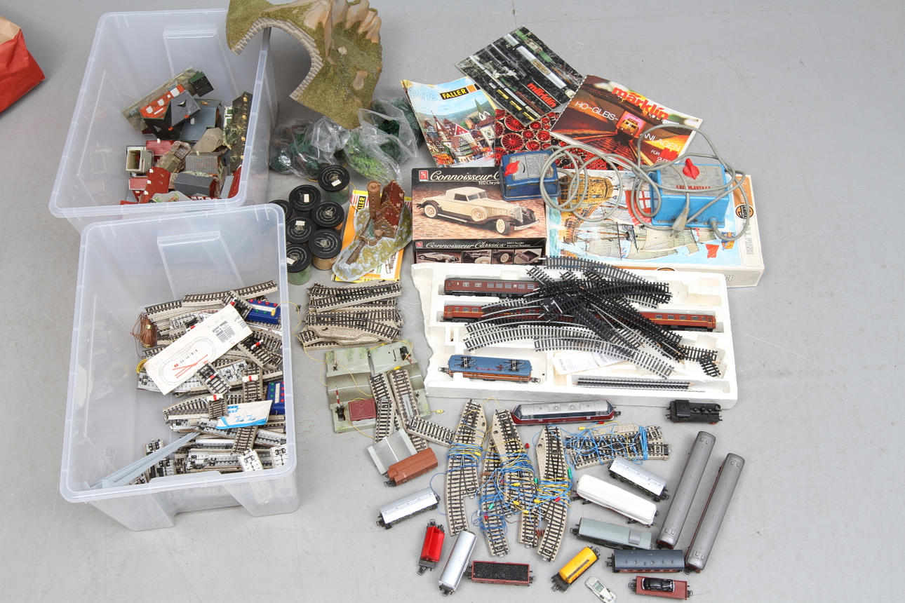 MÄRKLIN 3021 och 3029, 12 vagnar växlar, räls, trafo med mera. LIMA Rc-loket, 3 vagnar med mera. Två plastbyggsatser tillkommer.