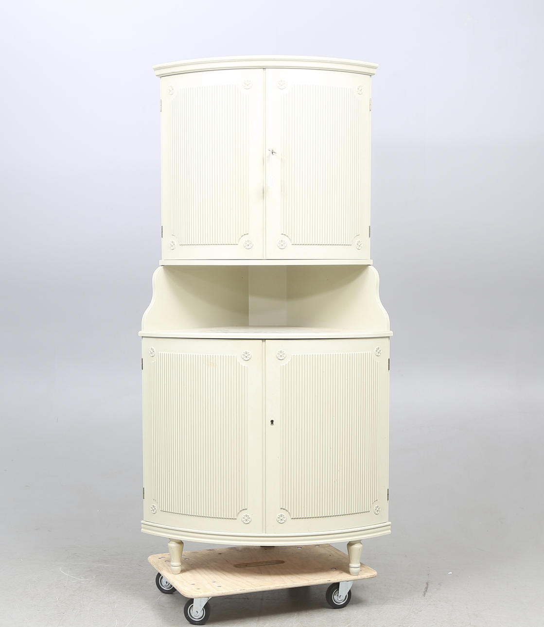 HÖRNSKÅP,gustaviansk stil. 1900-tal.