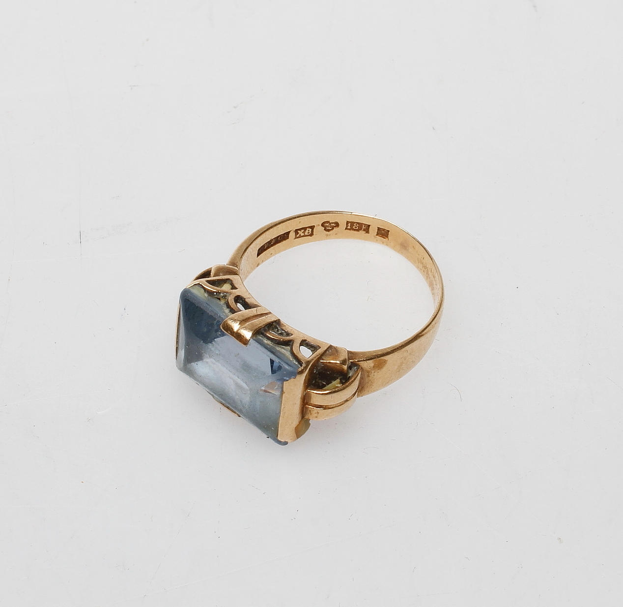 RING med ljusblå sten, 18 k guld.