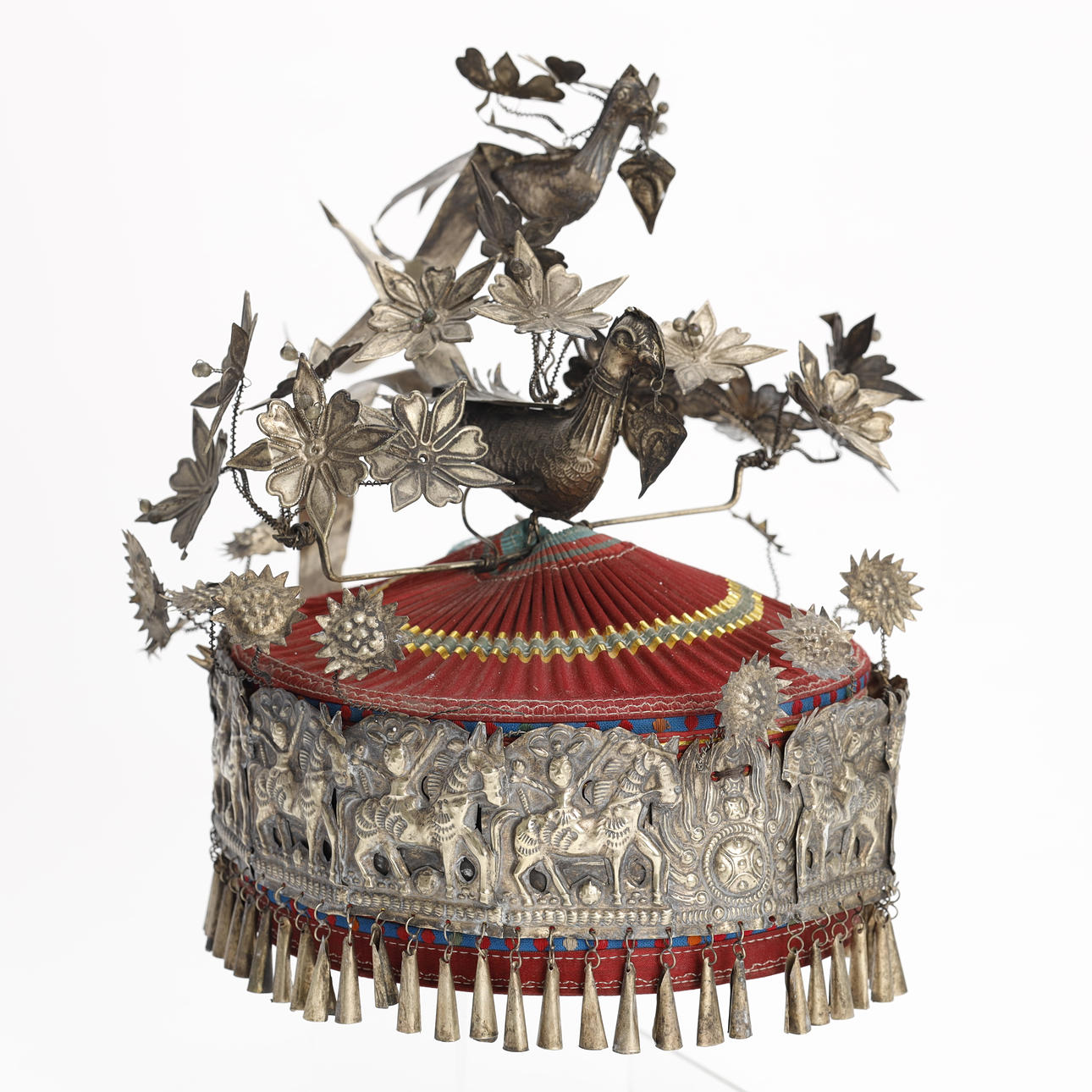 Tribu Miao, sombrero ceremonial decorado en plata. RPC.