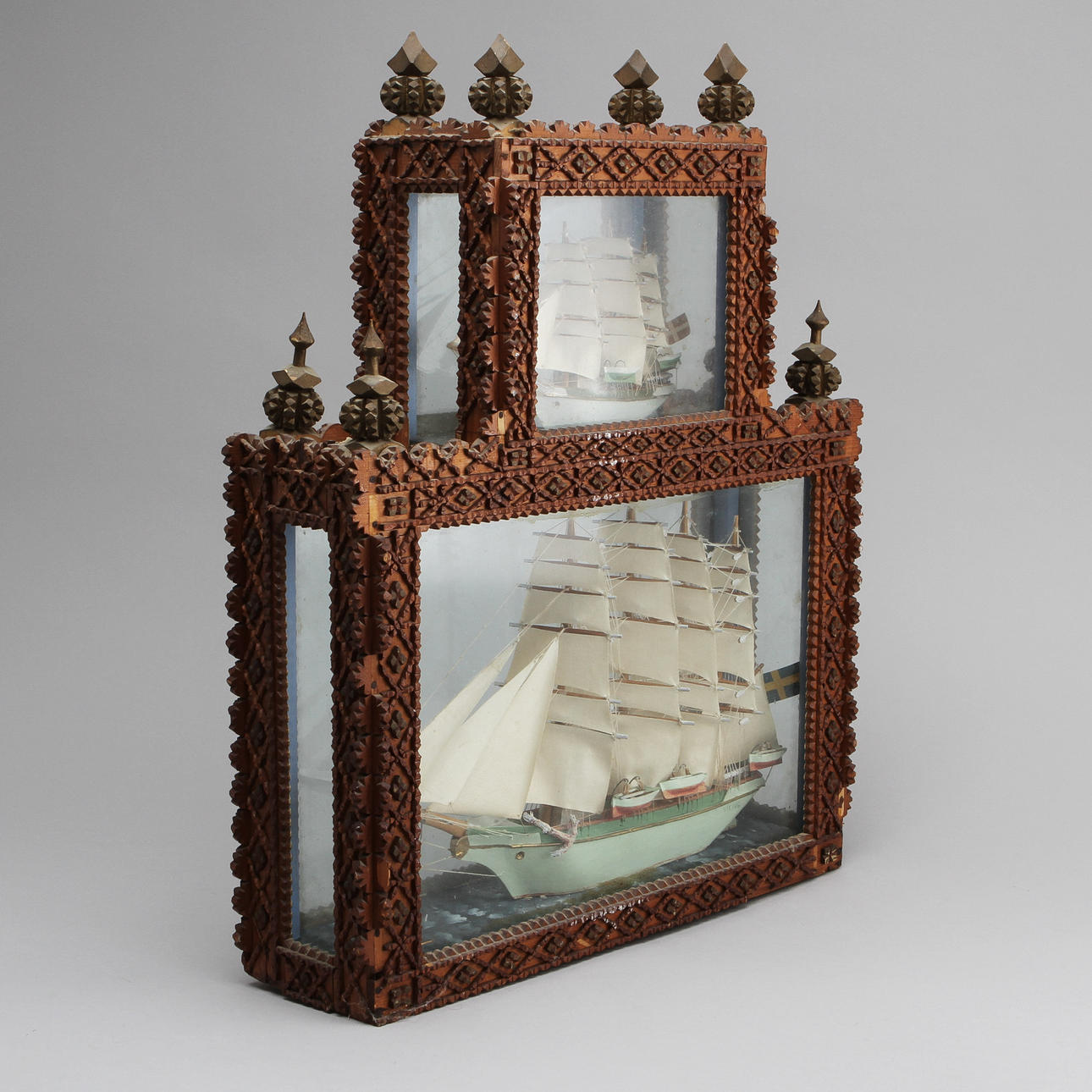 FARTYGSMODELLER, 2 st, inglasade, "Viking" och "Vega".