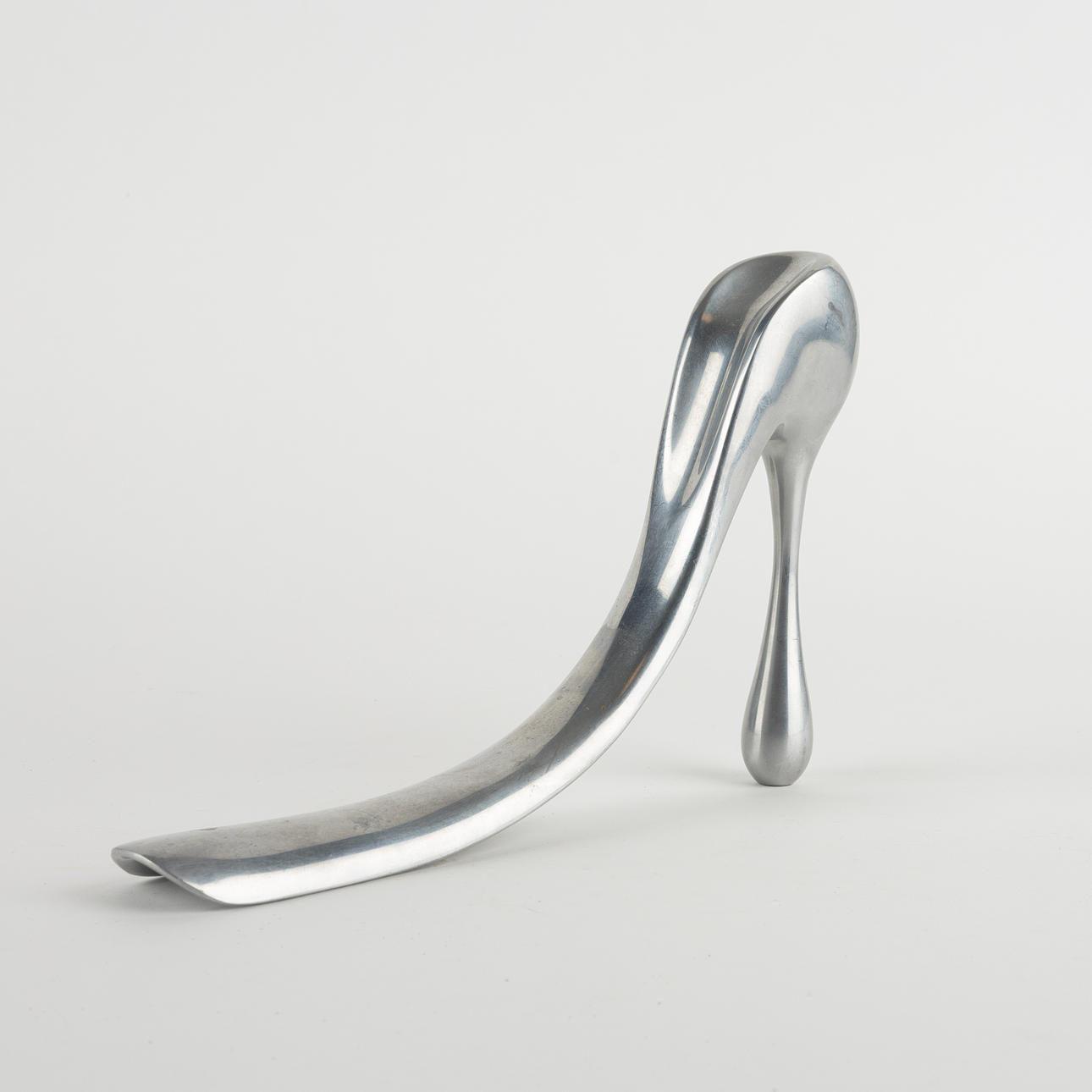MANOLO BLAHNIK, ein moderner Schuhlöffel aus Aluminium.