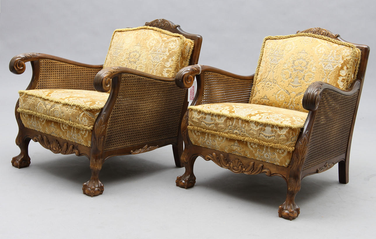 FÅTÖLJER, ett par. Chippendale-stil.