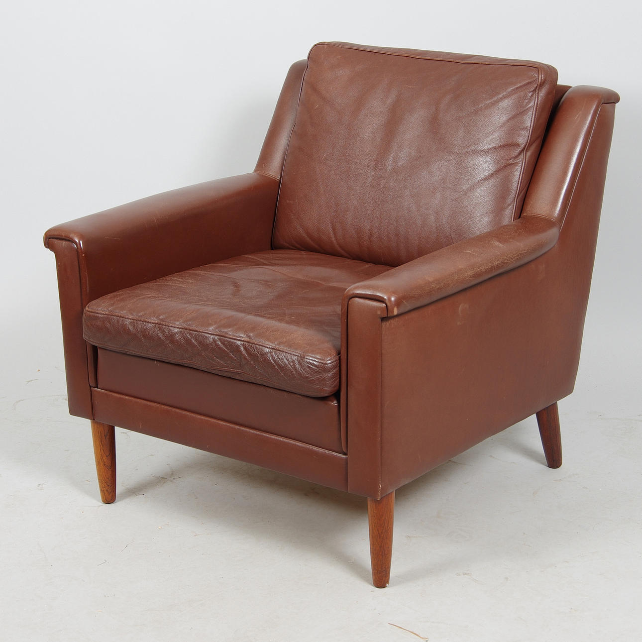 FÅTÖLJ, brunt skinn, möjligen dansk design.