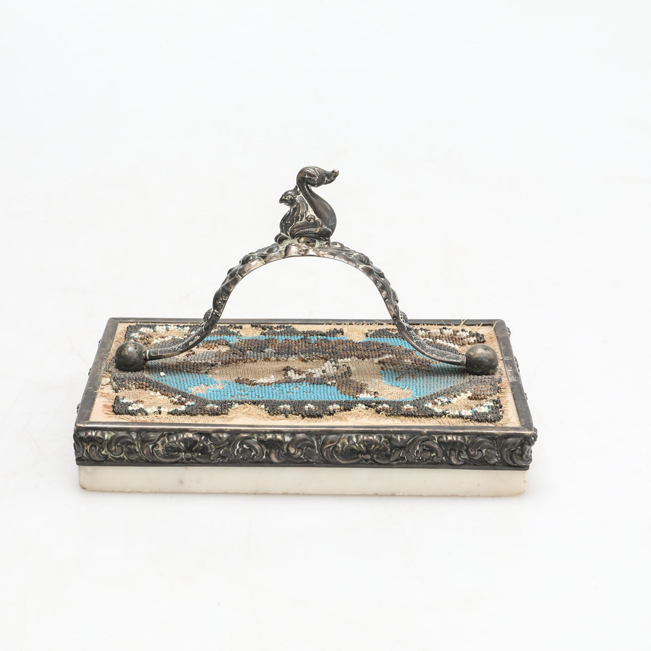 BRIEFBESCHWERER, Marmor, Silber und Stickerei.