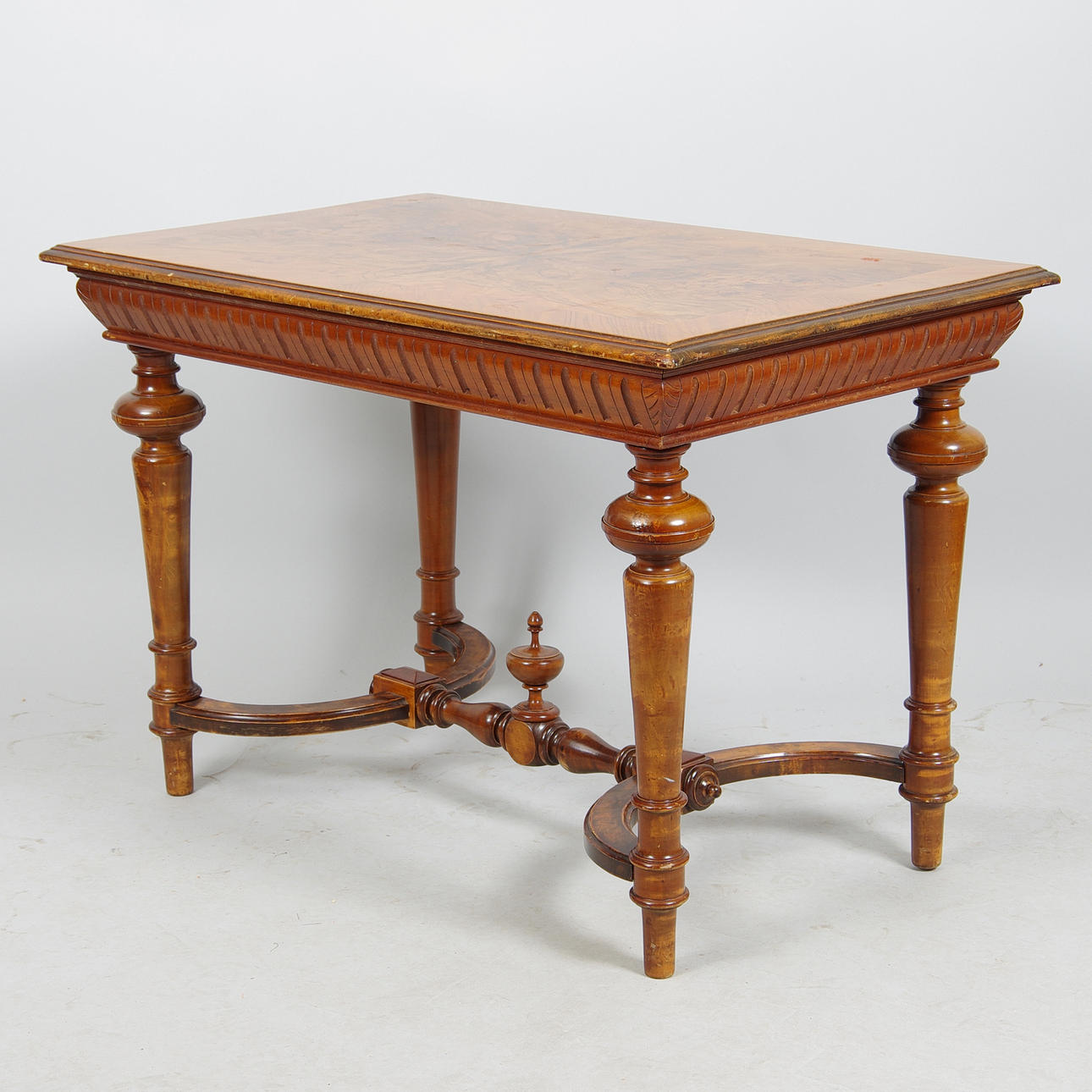 SALONGSBORD, valnöt med rotfaner, nyrenässans.