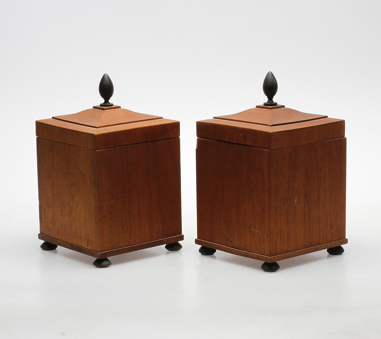 TOBAKSBURKAR, ett par, 1900-talets första hälft.