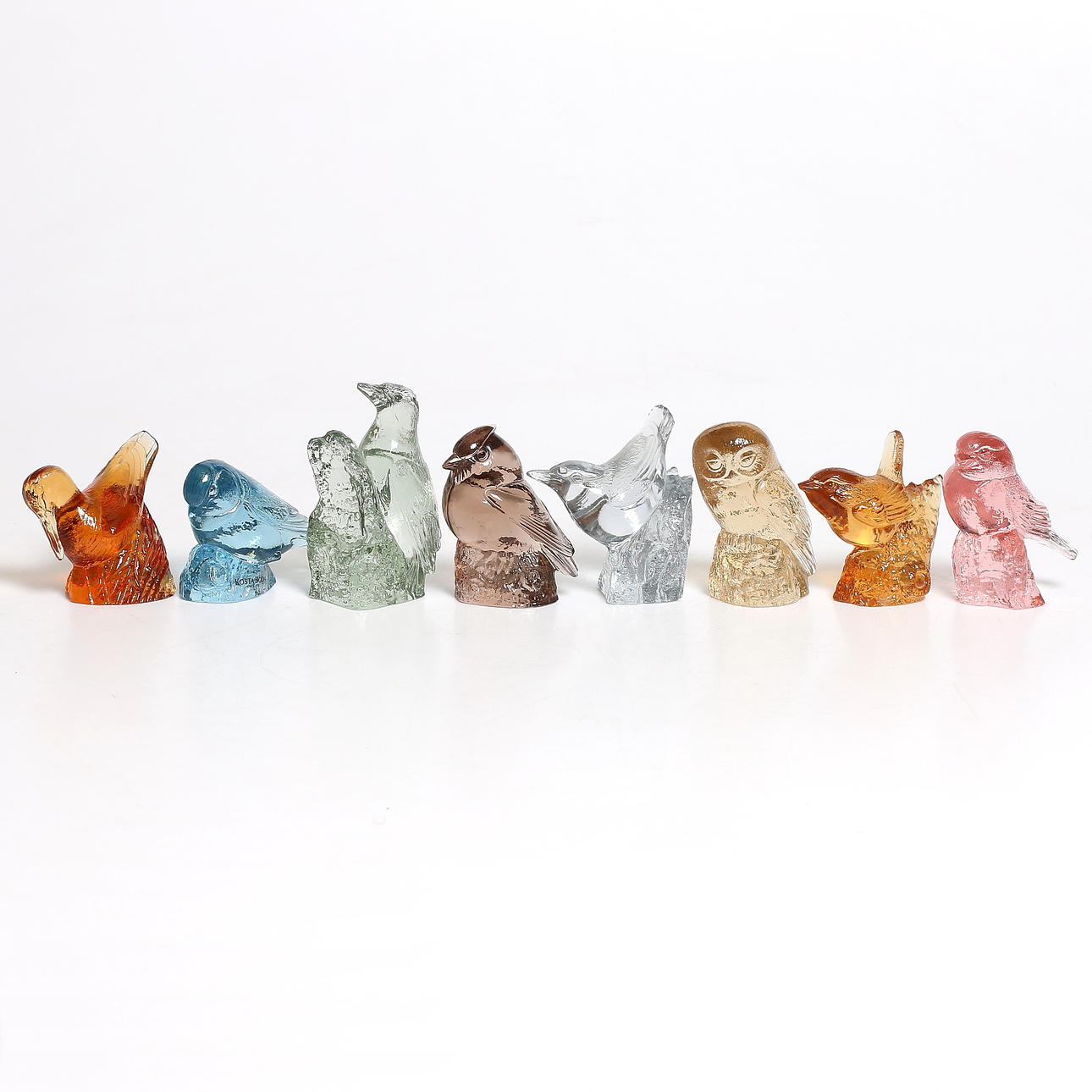 FIGURINER, 8 st, glas, fåglar, Paul Hoff för WWF, Kosta. 1900-tal.