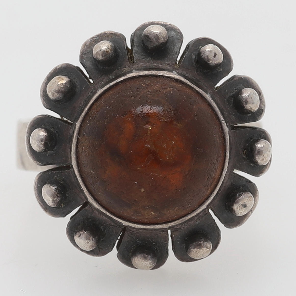 HERMAN SIERSBØL. ring, sølv & rav, Danmark.