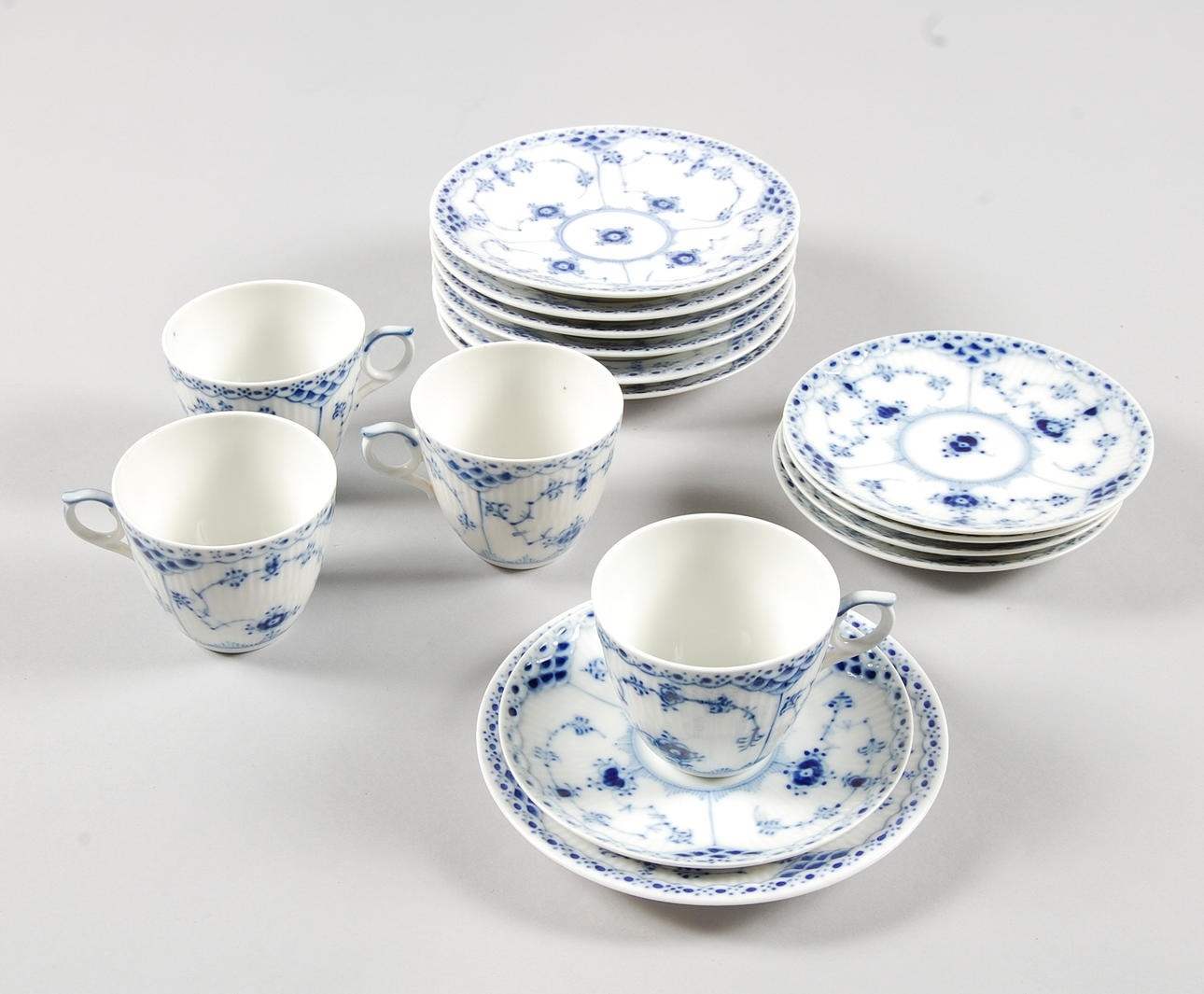 KAFFEKOPPAR, ASSIETTER, 16 delar, Musselmalet, Stämpel år, 1894 och 1922.