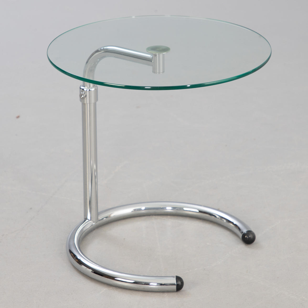 Beistelltisch, Chrom & Glas. Zeitgenössisches Design.