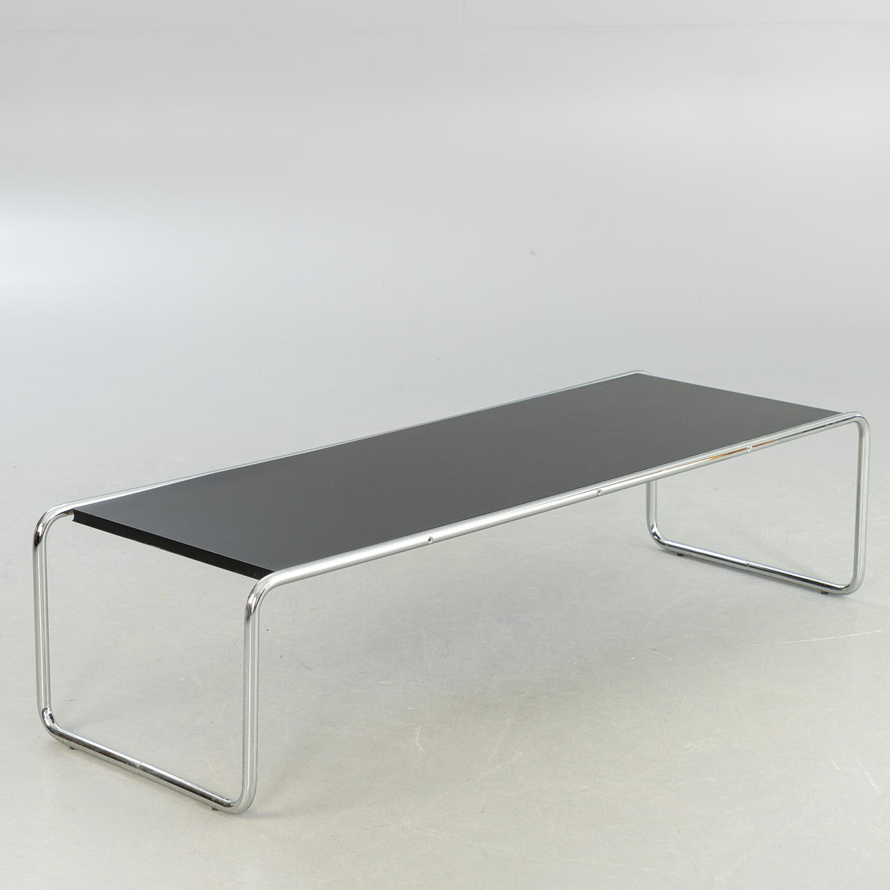 MARCEL BREUER. Couchtisch 'Laccio', Stahlrohrgestell.