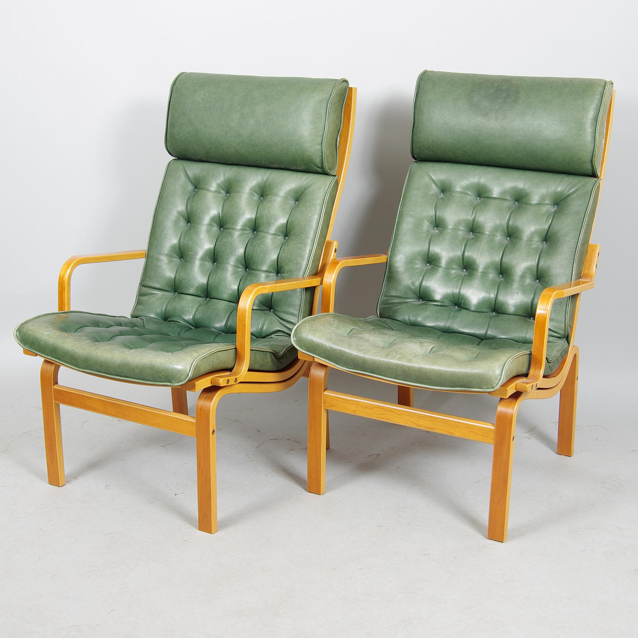 FÅTÖLJER, 1 par, böjträ med grön skinnklädsel.