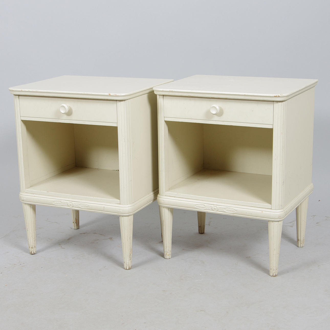 SÄNGBORD, 1 par, vitmålade, 1930/40-tal.