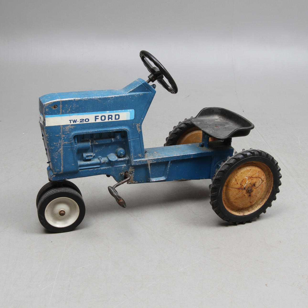 TRAMPBIL, i form av traktor, Ford TW-20, omkring 1900-talets mitt.