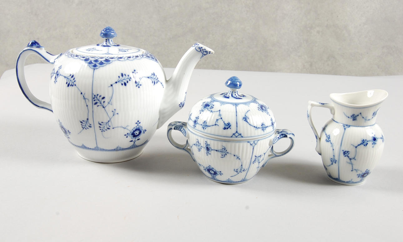 TEKANNA, SOCKER, GRÄDDE, Musselmalet, 3 delar Stämpel år 1894, 1922.