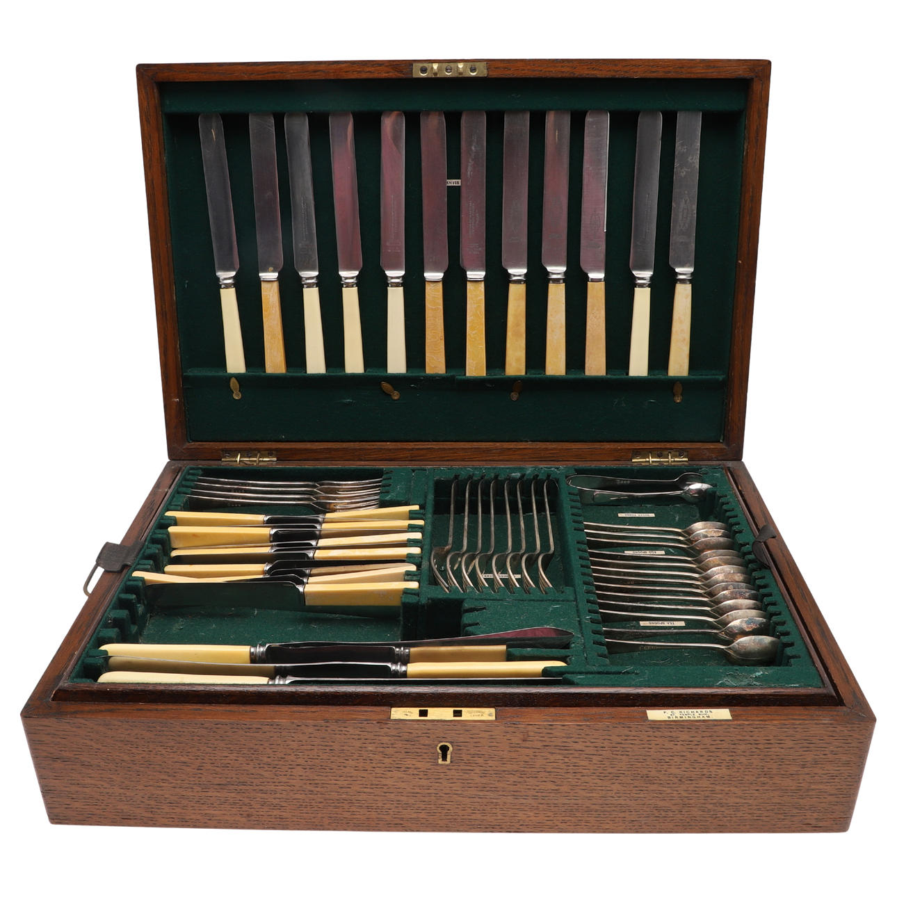 A TABLE TOP CANTEEN OF RAT TAIL PATTERN FLATWARE IN OAK CASE.