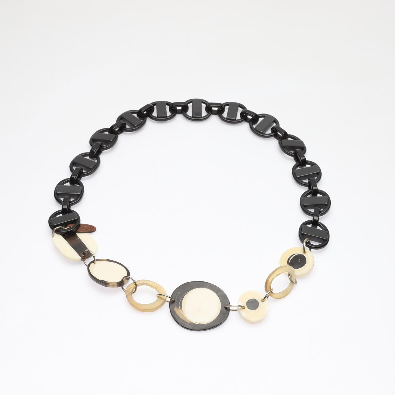 MARNI. halsband, samtida.