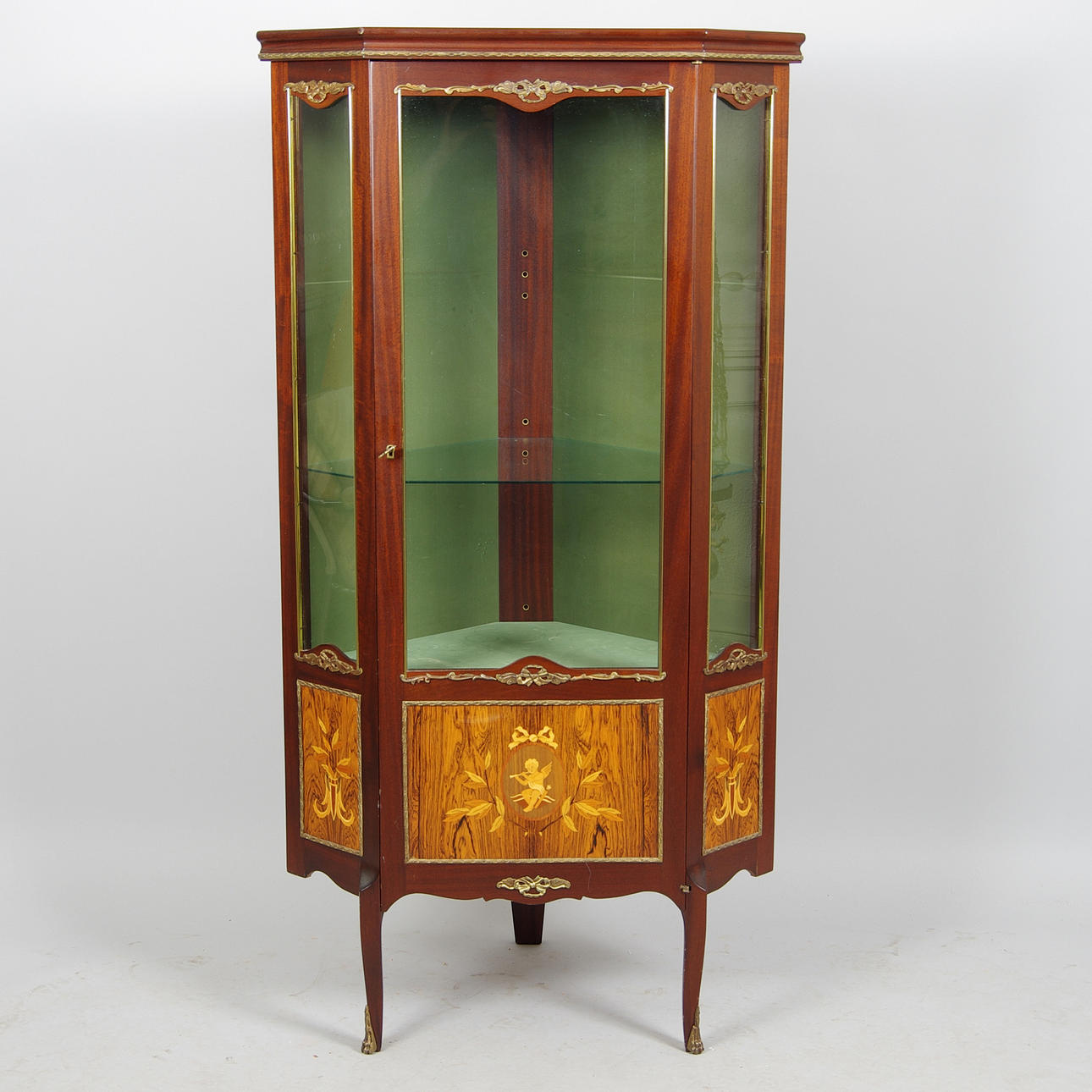 HÖRNVITRINSKÅP, mahogny/intasia med bronser, rokokostil, 1900-tal.