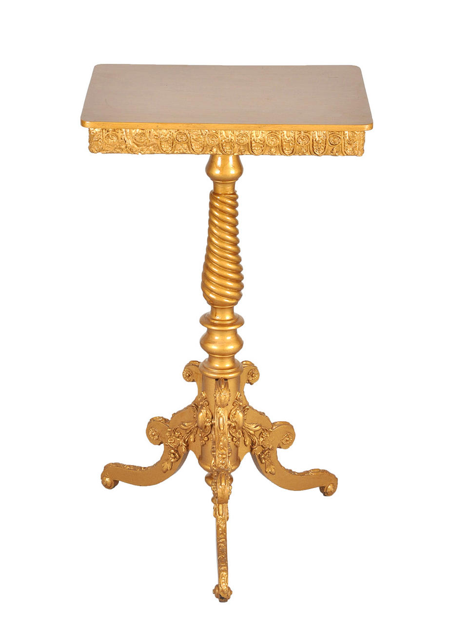 BEISTELLTISCH. Små möbler, omsorgsfullt vänd fot, dekorerad i guld.