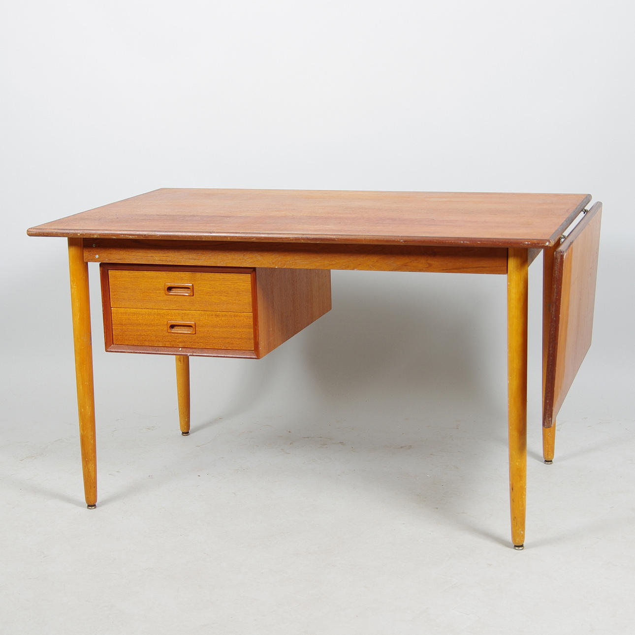 SKRIVBORD med klaff, teak, 19050/1960-tal.