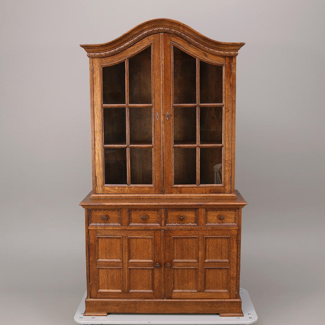 VITRINSKÅP, ek, 1900-talets senare del.