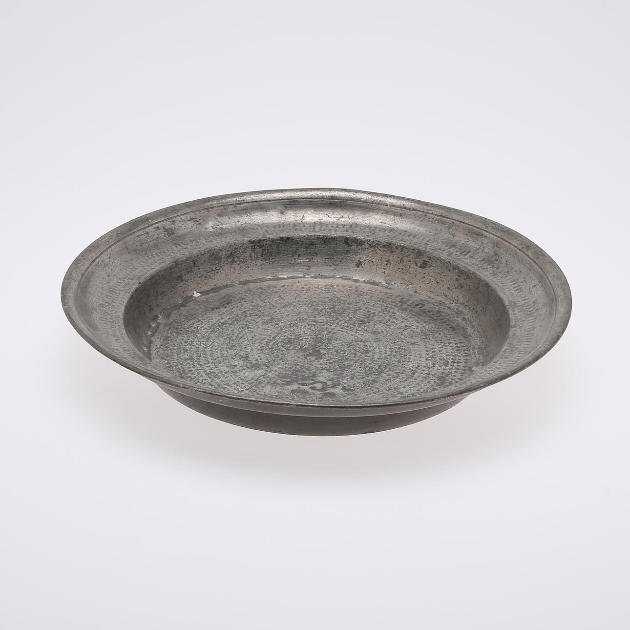 A pewter dish, 1700/19th century.