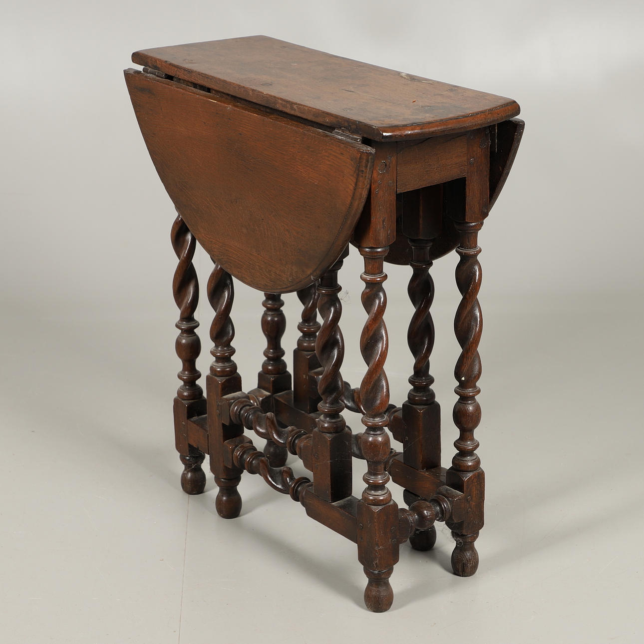 ANTIK LILLE EGETRÆS GATELEG BORD.