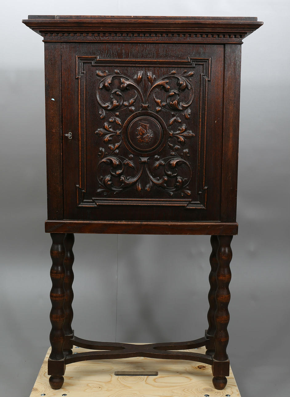 SKÅP MED BENSTÄLLNING, ek, barockstil, 1900-talets första hälft.