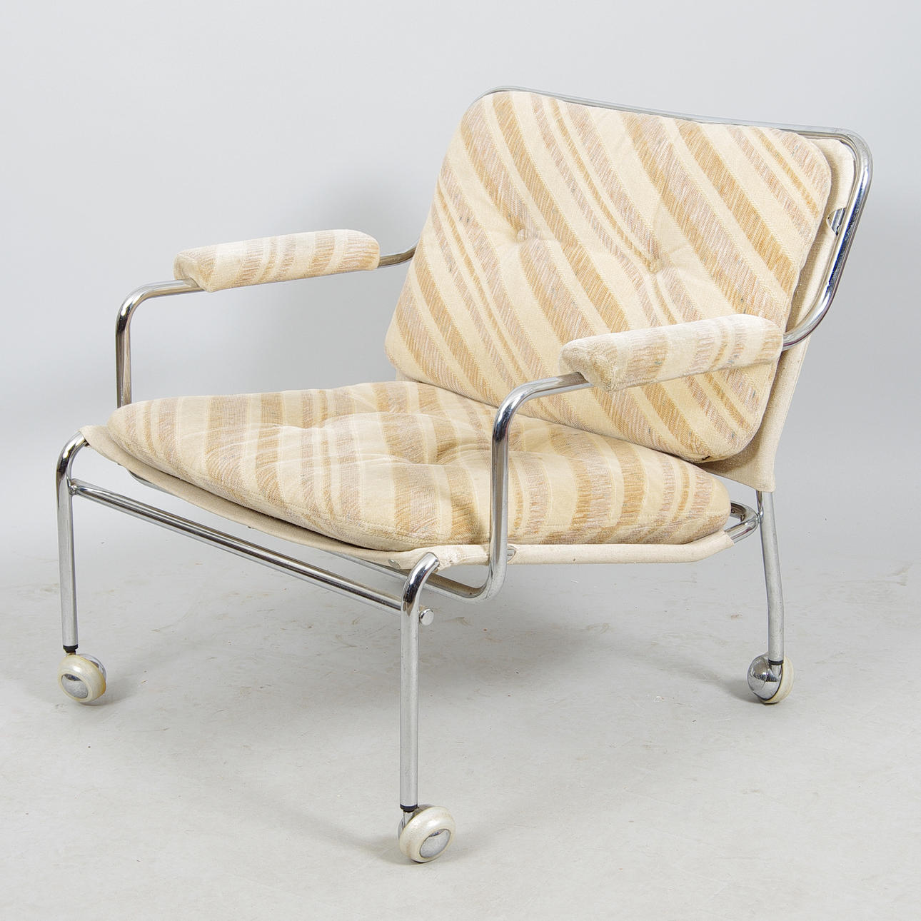 FÅTÖLJ, tygklädd med krominderrede.