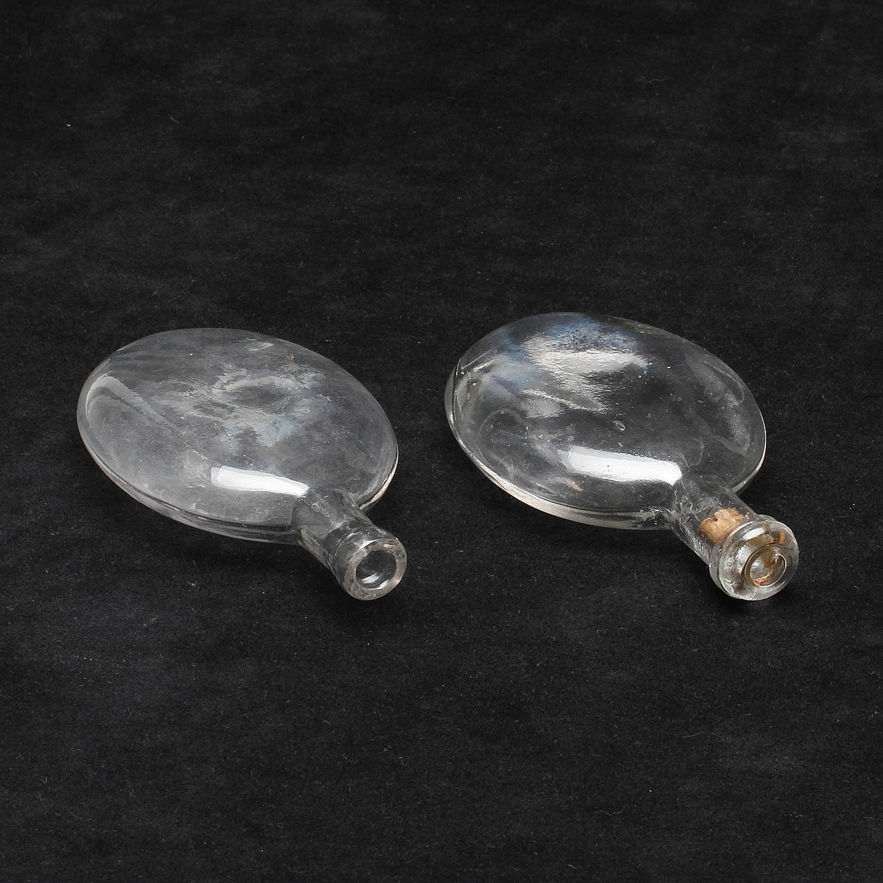 FLASKOR, 2 st. glas, 18/1900-tal.
