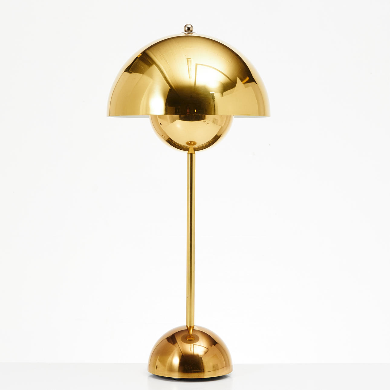 VERNER PANTON. „Flowerpot“ bordlampe, til &Tradition, messing.