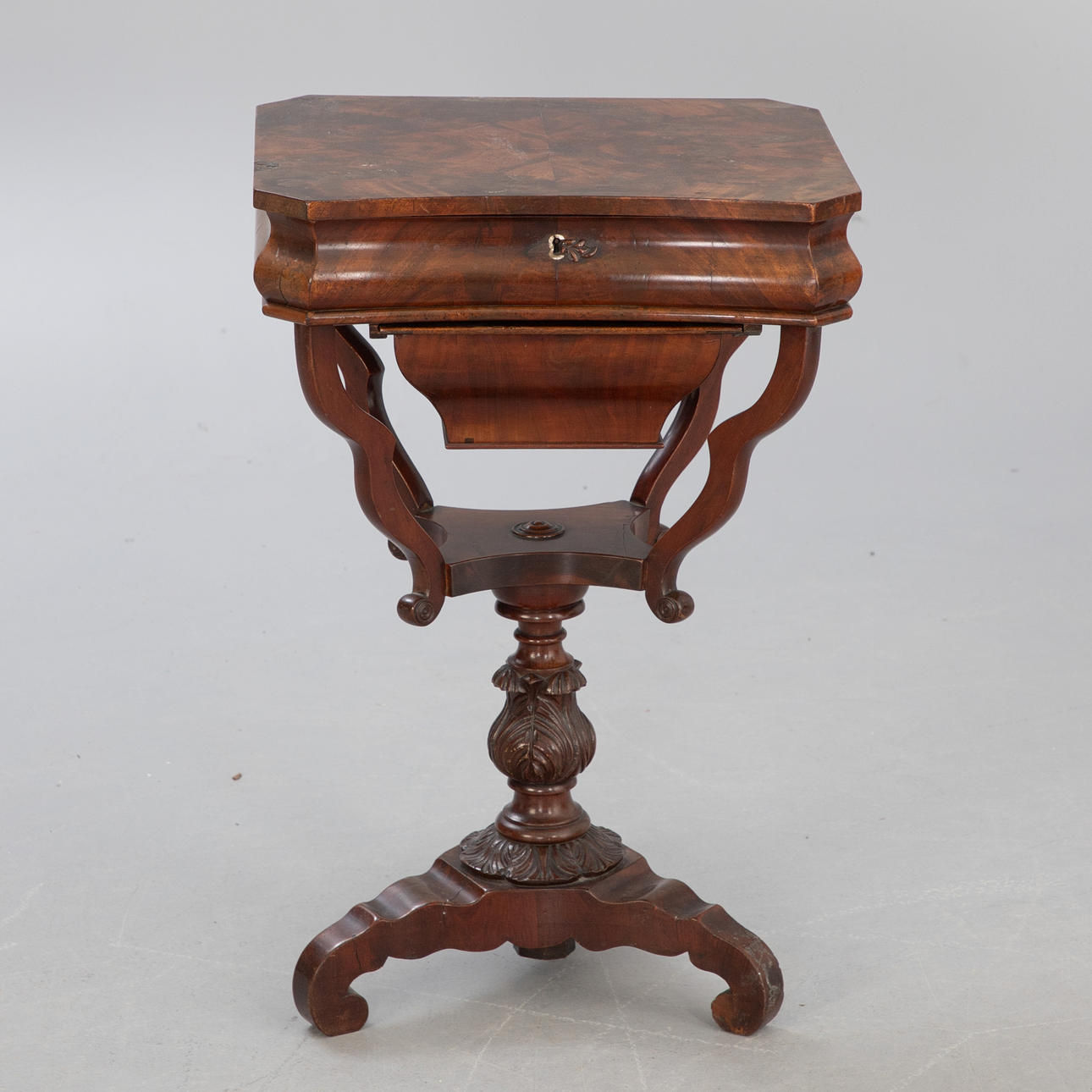 Nähtisch, Biedermeier, Mahagoni.