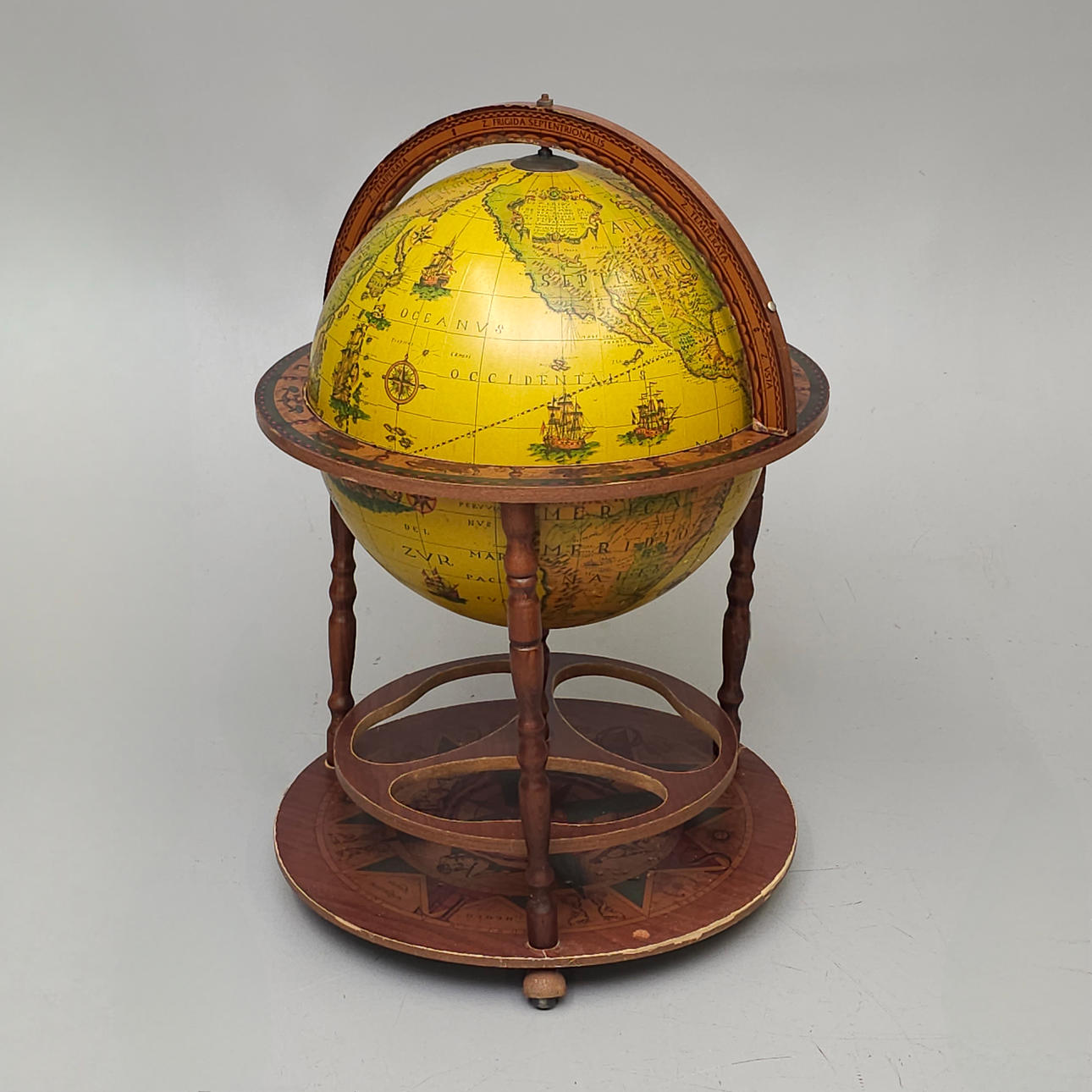 BOTELLERO CON FORMA DE GLOBO TERRÁQUEO.