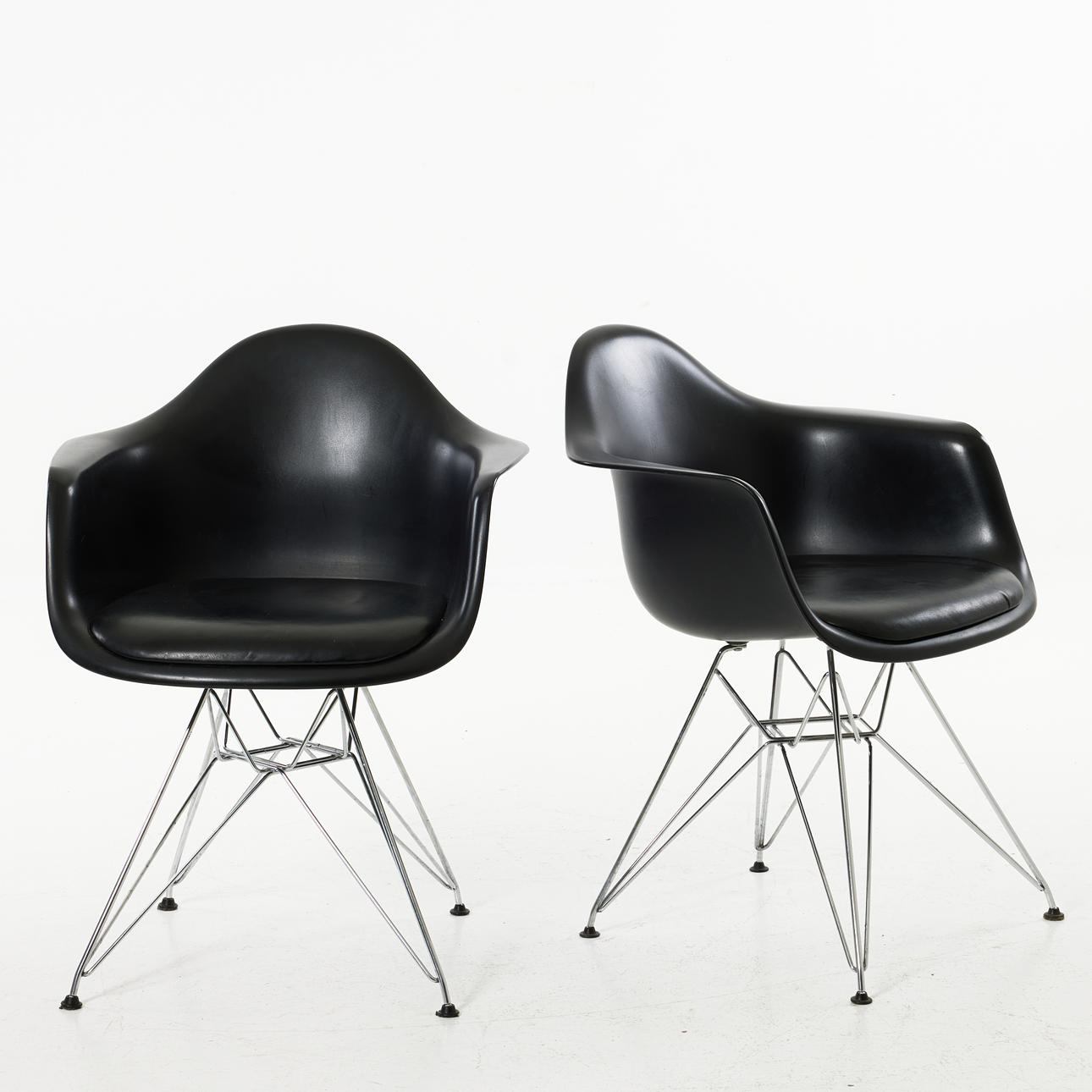 CHARLES EAMES. Stolar, 1 par, "Eames plastic armchair - DAR", Vitra.