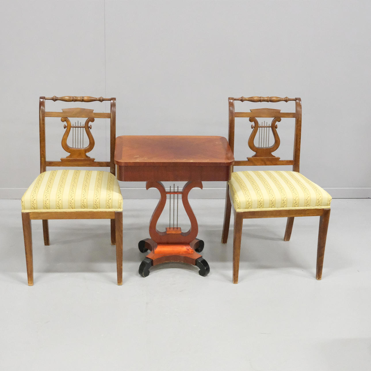 TVÅ STOLAR SAMT SYBORD.