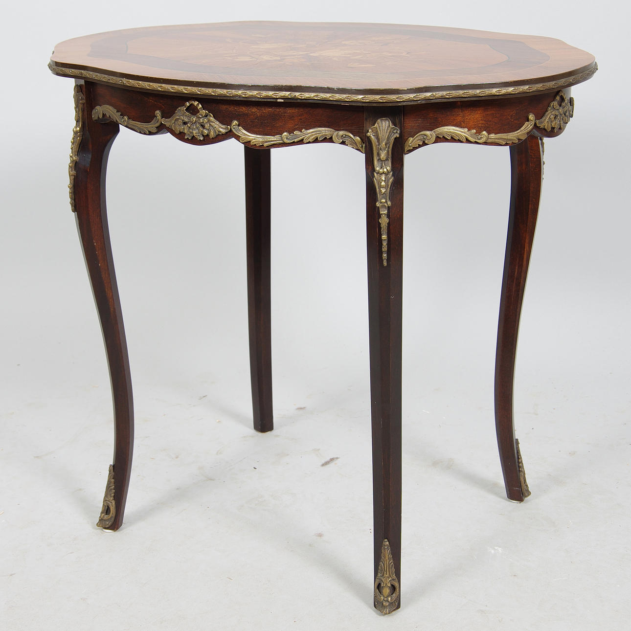 LAMPBORD, mahogny, intarsia, bronser, rokokostil, 1900-tal.