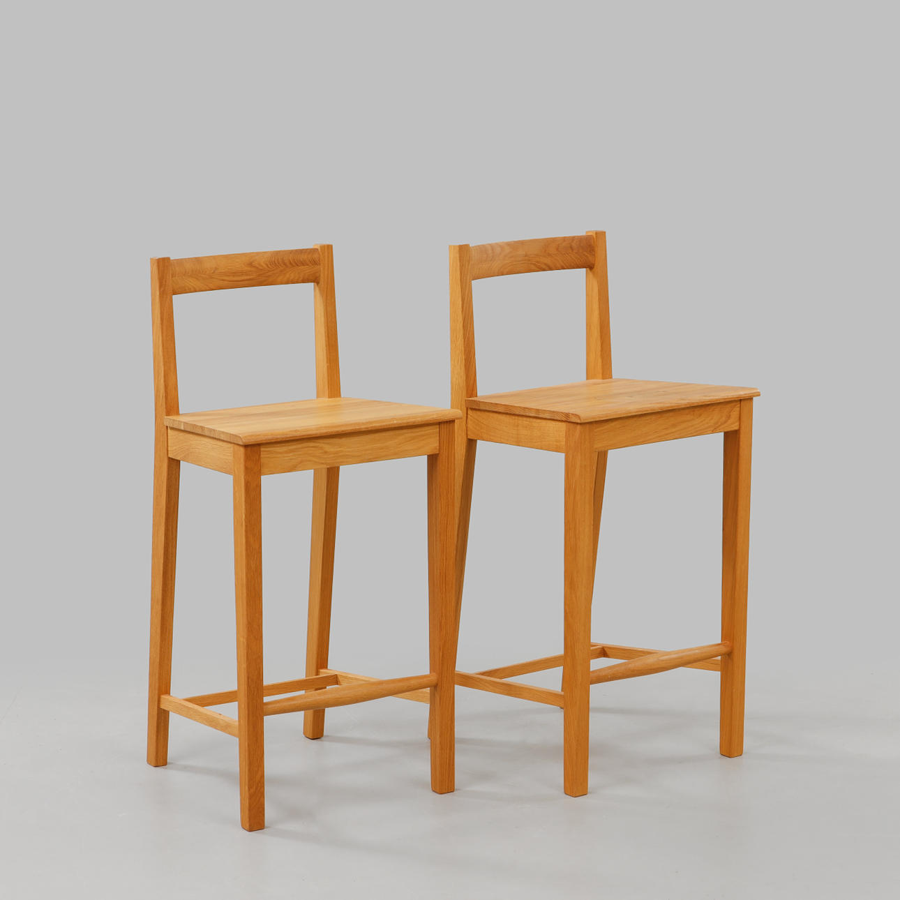 BARSTOLAR, ett par, "Högsäte", Norrgavel, etikettmärkta.