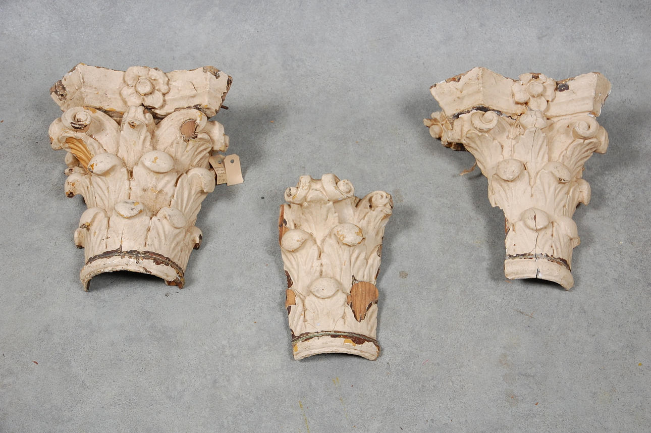 KAPILTÄL, korintiska, träskurna 3 delar, 1700 tal.