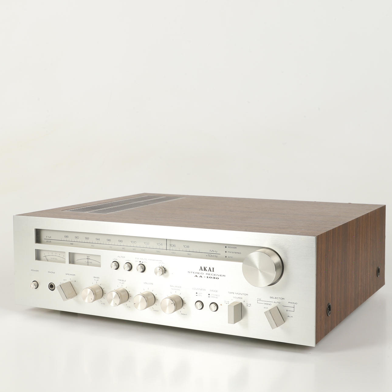 AMPLIFICADOR, modelo AA-1030, AKAI.