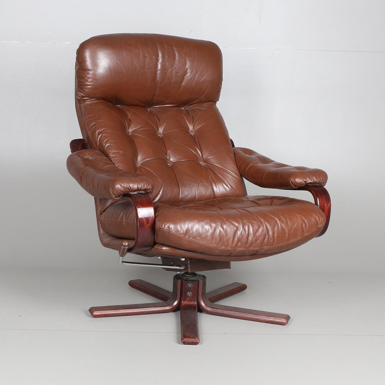 FÅTÖLJ, brunt skinn, 1900-talets senare hälft.