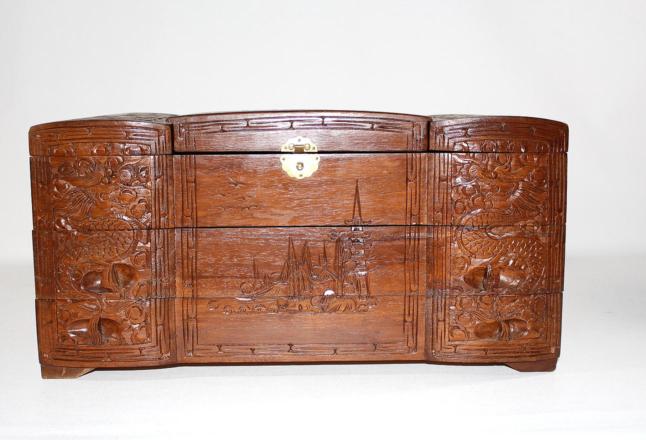 SMYCKESSKRIN, kamferträ, med speldosa, sent 60-tal.