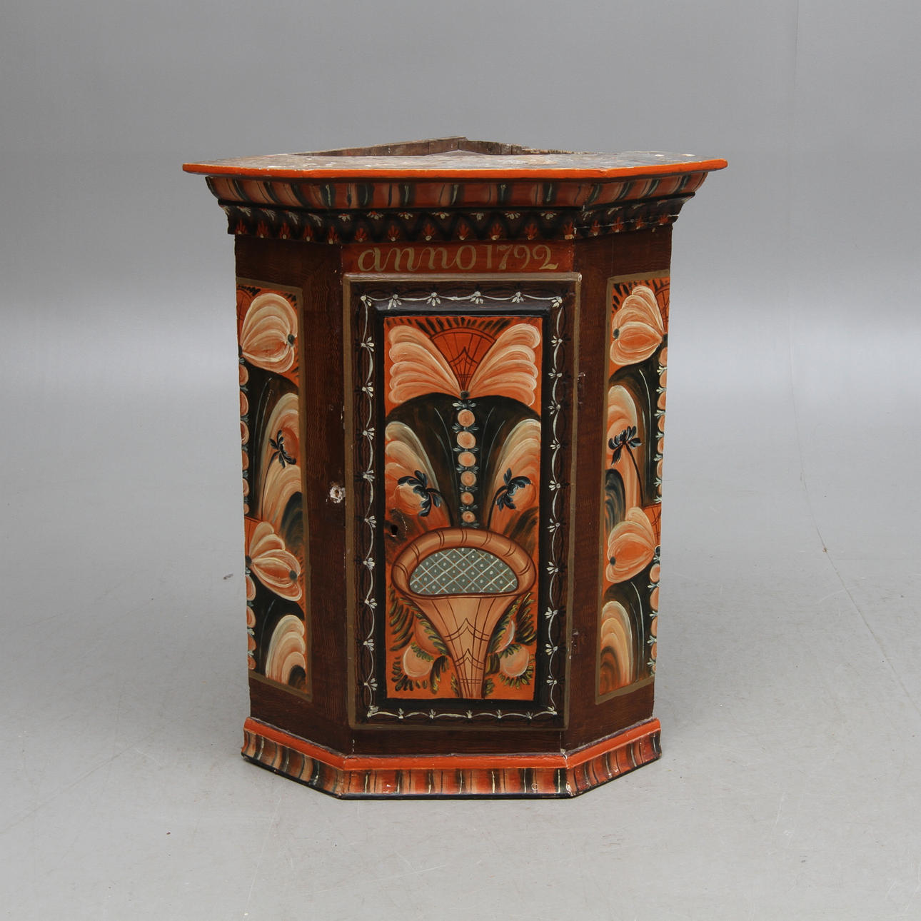 HÖRNSKÅP, allmoge, 1800-tal.