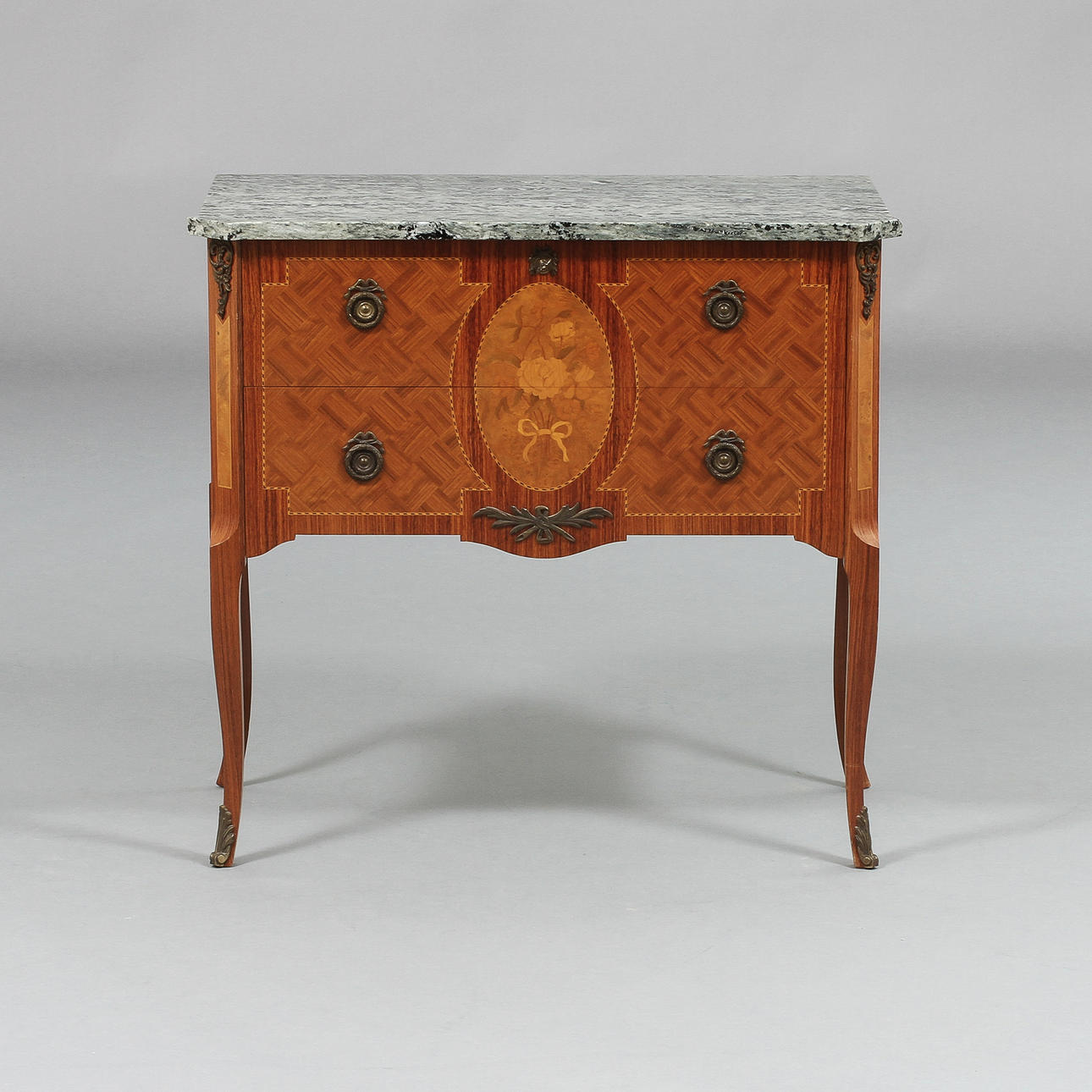 BYRÅ, gustaviansk stil, 1900-tal.