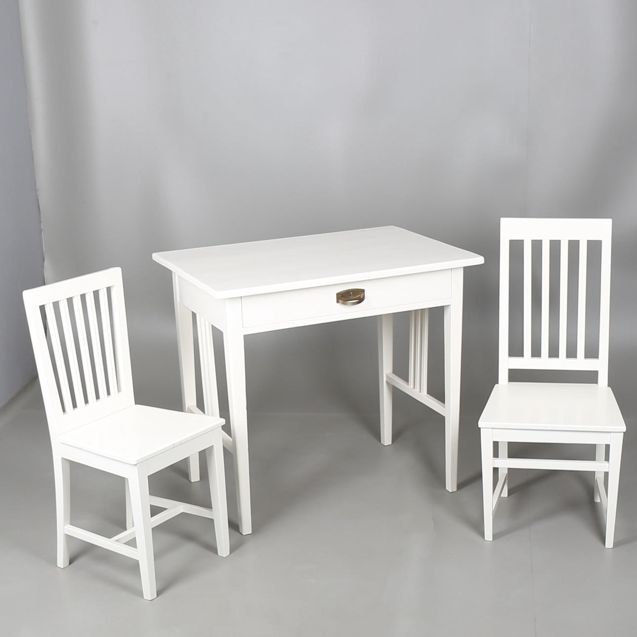 SKRIV/ARBETSBORD och två snarlika stolar, 3 delar, omkring 1920.